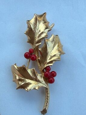 Vintage MyLu Gold Holly Leaf Pin with Red Berries
